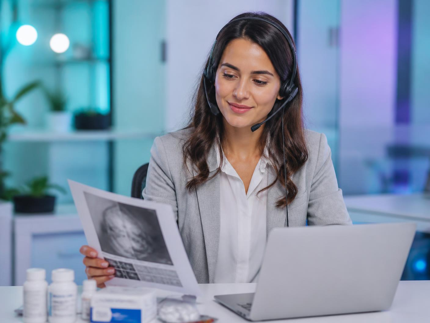 Consultora da Vitaleep com headset analisando documentação de importação de medicamentos